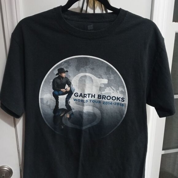 Hanes Tops - 2014-16 Garth Brooks World Tour Concert Shirt
